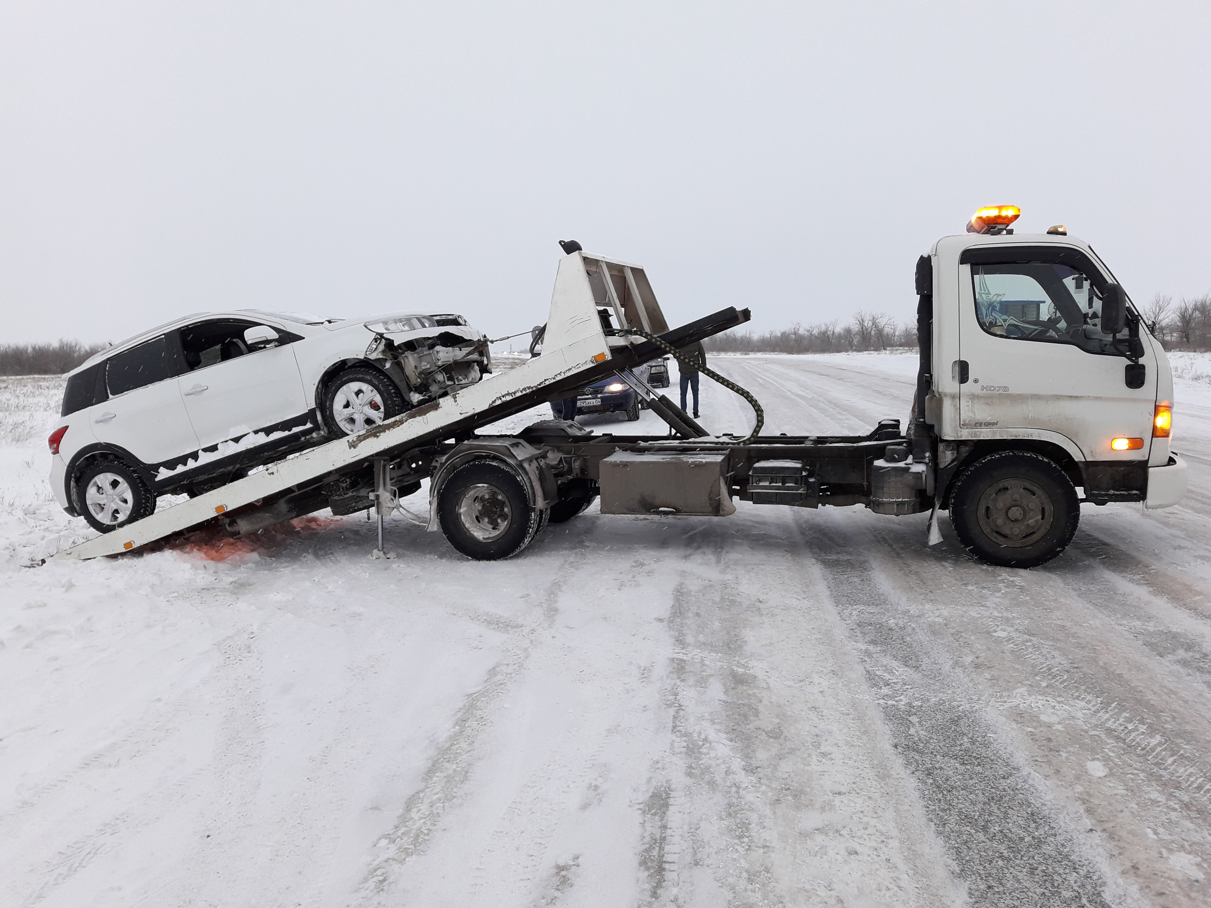 Эвакуатор фото. Автомобильный эвакуатор. Эвакуаторы для легковых автомобилей. Автомобиль на эвакуаторе. Услуги эвакуатора.